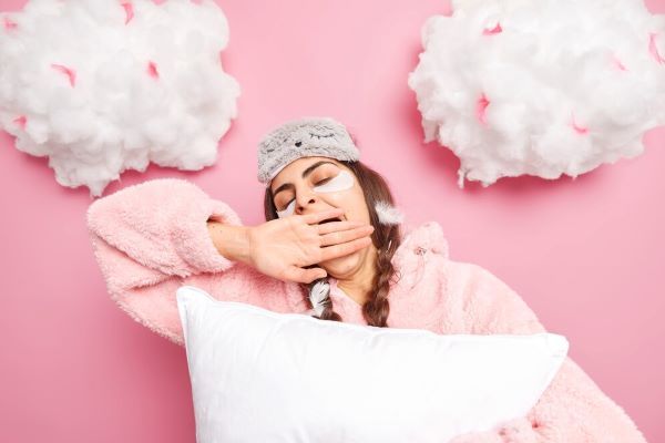 Ragazza addormentata con le trecce