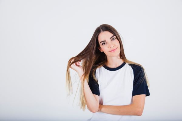 Ragazza con i capelli lunghi