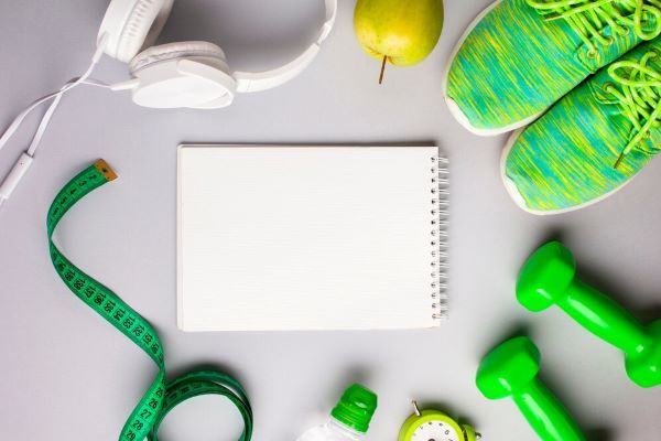 attrezzatura sportiva insieme al blocco note