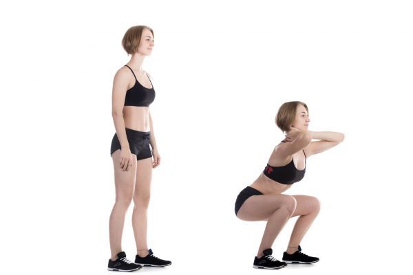 Donna che fa esercizi di squat per rafforzare le gambe