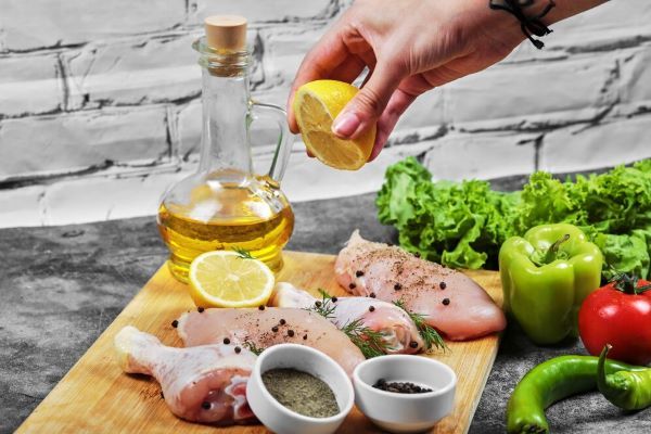 Pollo crudo condito insieme a verdure