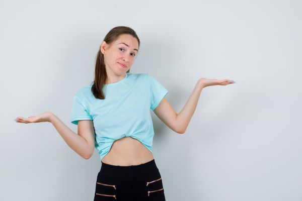 Ragazza indecisa che guarda l'obbiettivo