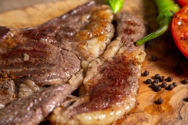 Piatto con bistecca alla griglia. Abbondante nella Dieta Dukan ma funziona?