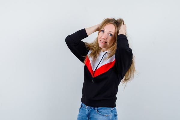 Ragazza in posa con le mani sulla testa