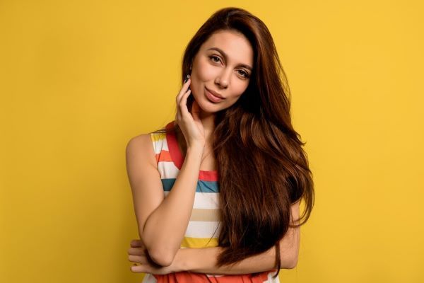 Ragazza in posa con i capelli lunghi