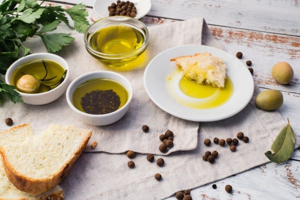 Olio d'oliva con olive e pane.