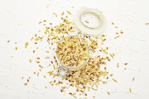 Mix di varietà di cereali in barattolo di vetro