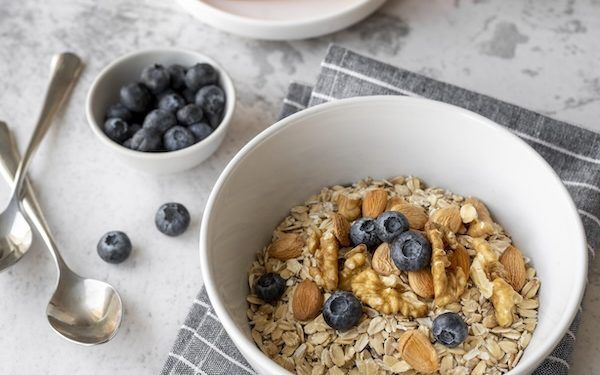 Composizione creativa del cibo per la colazione.