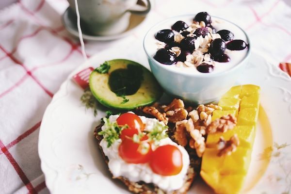 Primo piano della colazione servita su un piatto