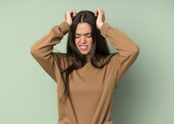 Sentirsi stressati e frustrati alzare le mani alla testa sentirsi stanchi, infelici e avere emicrania