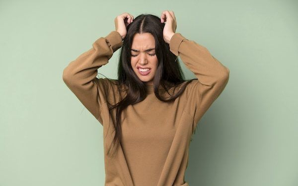 Sentirsi stressati e frustrati alzare le mani alla testa sentirsi stanchi, infelici e avere emicrania