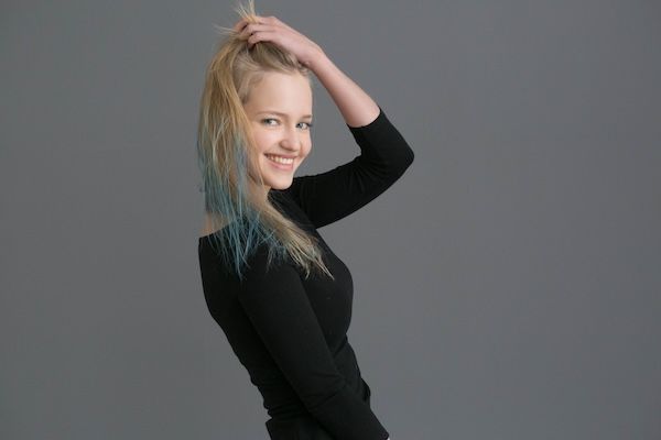 Capelli di colore donna con acconciatura di colore blu o parete grigia. Scatto in studio.