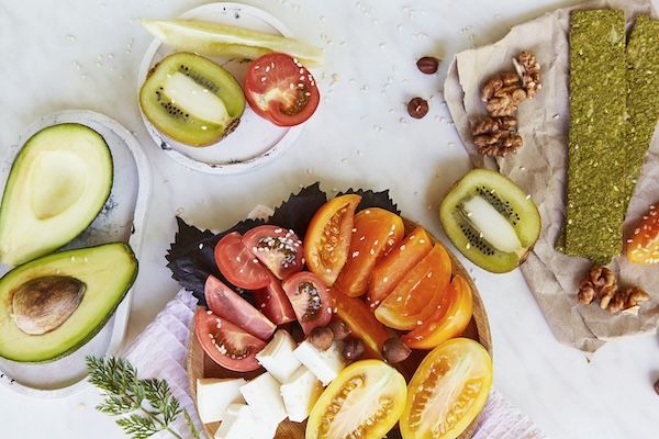 Insalata di pomodori, basilico, aneto, feta, kiwi, avocado, spirulina e semi di lino snack superfood