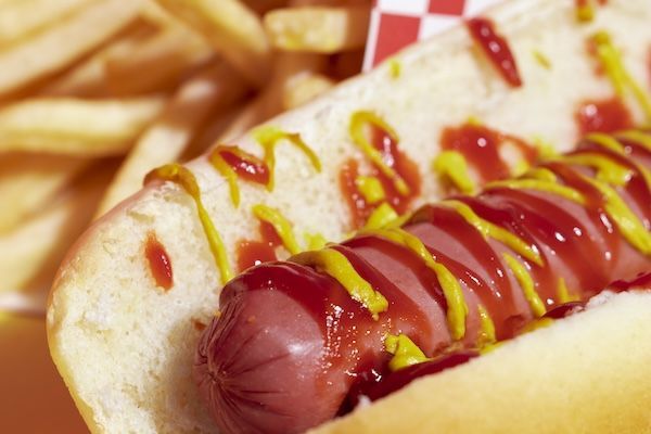 Disposizione ad alto angolo con gustose salsicce e patatine fritte