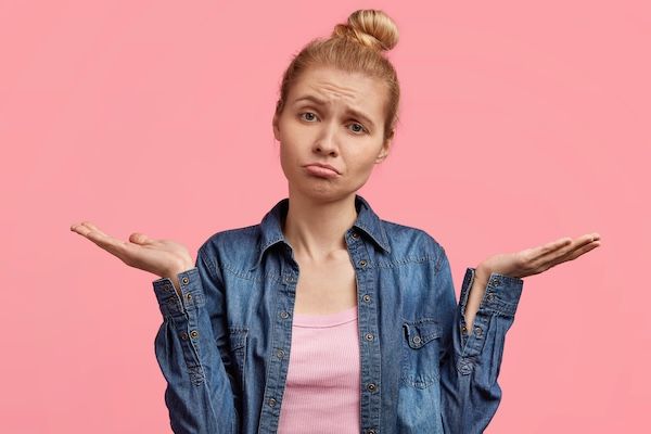 Ritratto di giovane donna bionda con i capelli legati in uno chignon