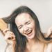 La donna che ride gode della sua bellezza dei capelli, della felice assistenza sanitaria