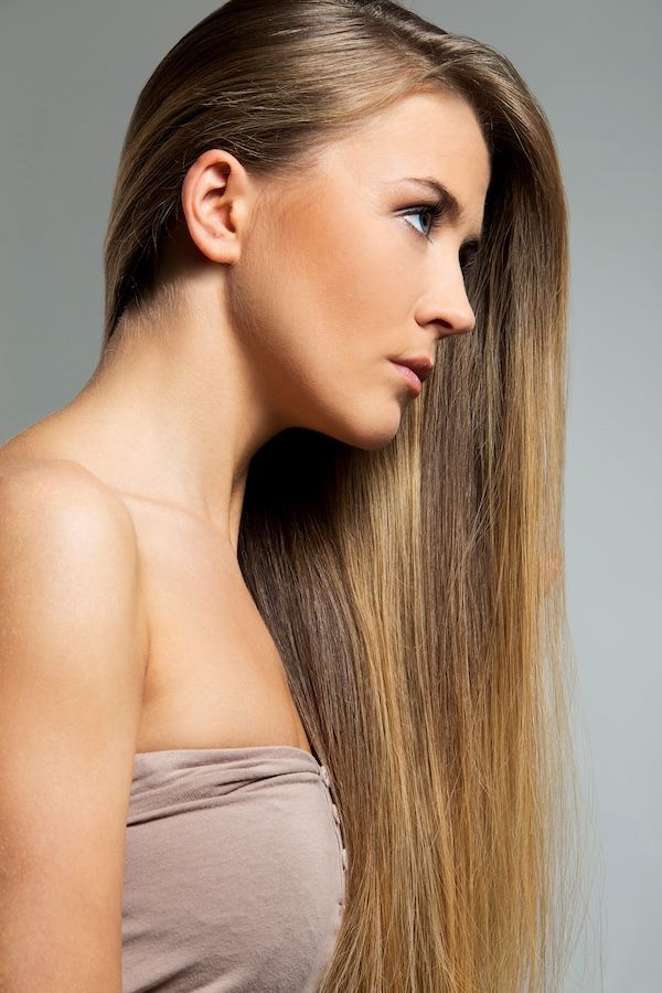 Bella ragazza con i capelli lunghi