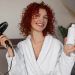 Giovane donna di media altezza con capelli ricci.