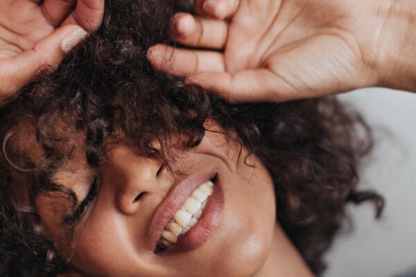 Capelli ricci in viaggio: Ecco come curarli.
