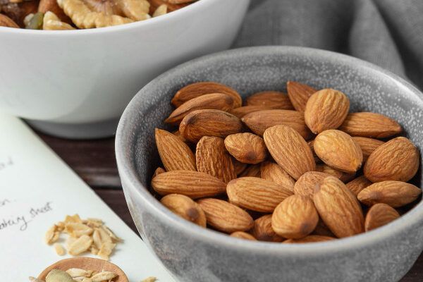 Consumo di frutta secca come mandorle o muesli per avere una dieta equilibrata.