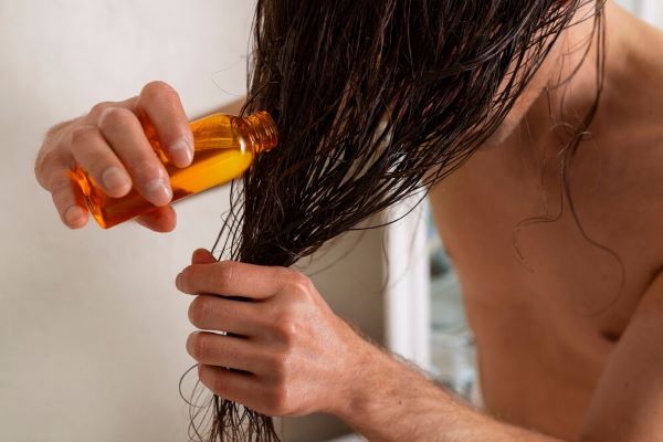 Routine notturna per i capelli dell'uomo ad alta angolazione