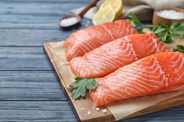filetti di pesce su una tavola di legno
