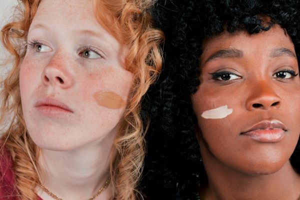 donna nera e donna bianca con il fondotinta sul viso