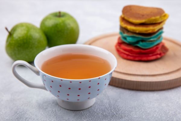 Tazza di tè insieme a snack.