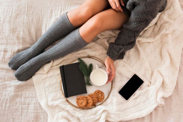 Ragazza in calze sdraiata sul letto