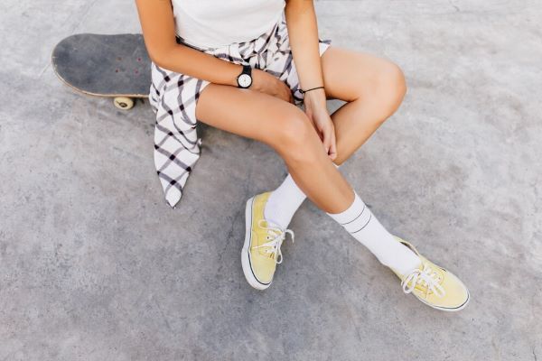 Ragazza in calze su uno skateboard