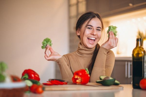 Ragazza felice che tiene le verdure