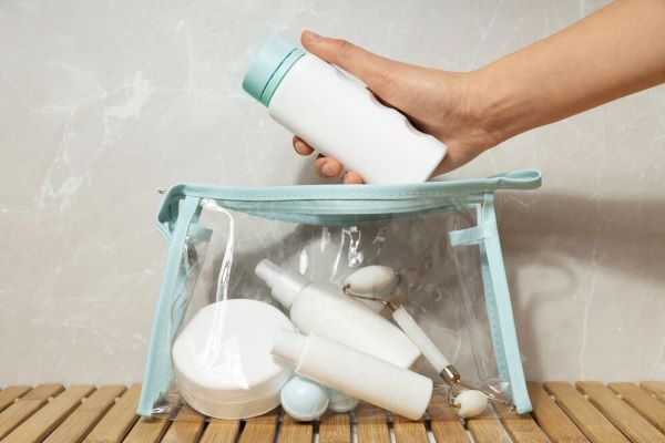 Donna che conserva una bottiglia di prodotto in una custodia. Le polveri volumizzanti possono essere disponibili in diverse dimensioni e modelli.