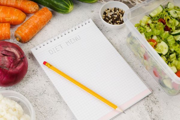 Diario alimentare con verdure. È bene prendere nota di ciò che mangiamo per monitorare la nostra alimentazione.