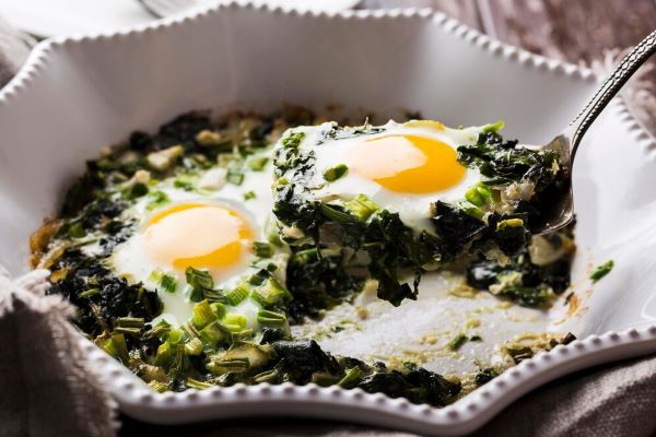Portauovo con spinaci. Uova e spinaci sono alimenti sani.