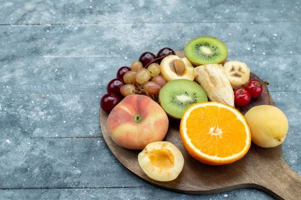 Tavola di legno con frutta