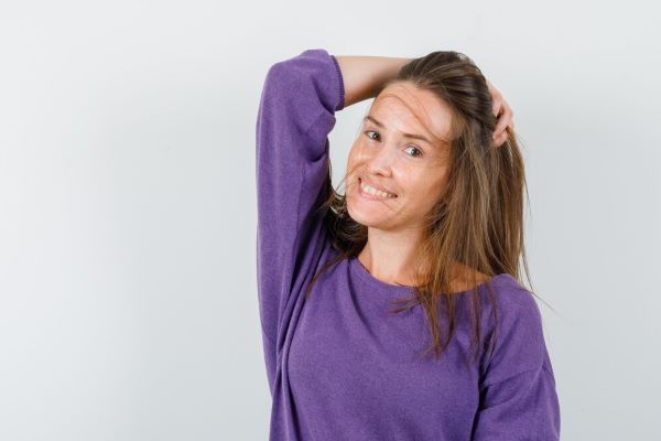 Ragazza che sorride per la macchina fotografica