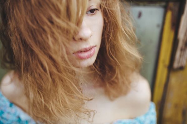 Ragazza premurosa che guarda l'orizzonte