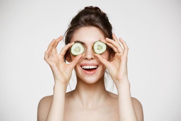 Ragazza con cetriolo negli occhi