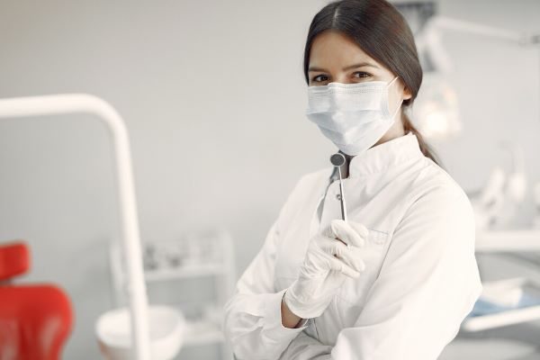 dentista sorridente in ufficio