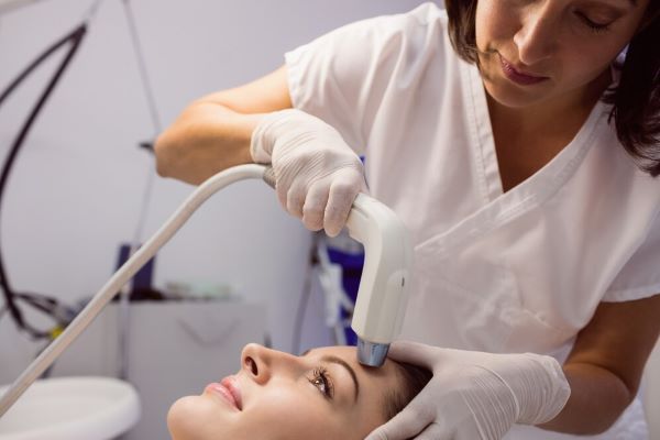 Ragazza che riceve il trattamento laser