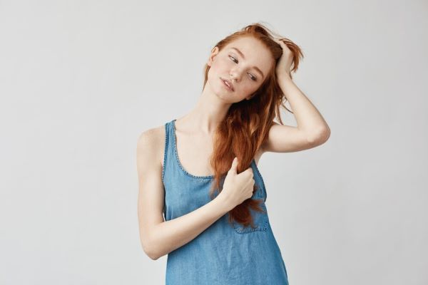 Ragazza che posa per la macchina fotografica