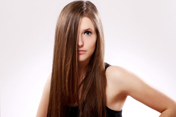 Ragazza dai capelli lisci che guarda dritto alla telecamera