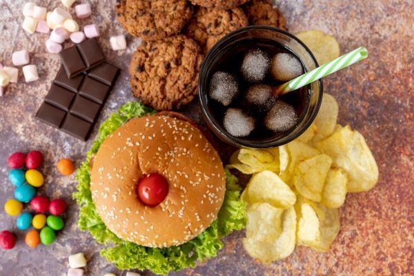 Cibo spazzatura e caramelle visti dall'alto