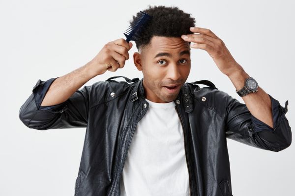 ragazzo che si pettina i capelli afro