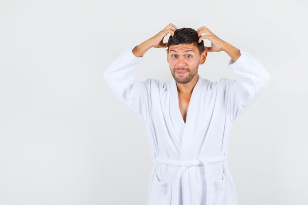 Ragazzo con le mani sulla testa
