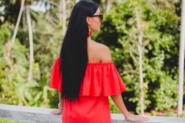 Ragazza con i capelli lunghi in posa da dietro