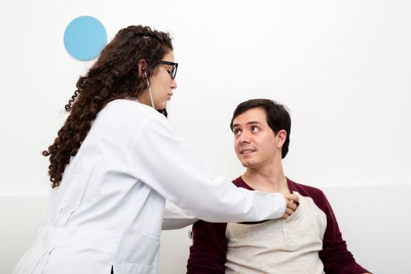 Il medico esamina un ragazzo con uno stetoscopio