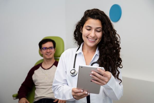 Il medico è soddisfatto dei risultati del paziente