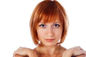 bellissima-ragazza-rossa-su-bianco