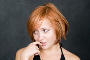 donna-timida-con-i-capelli-arruffati